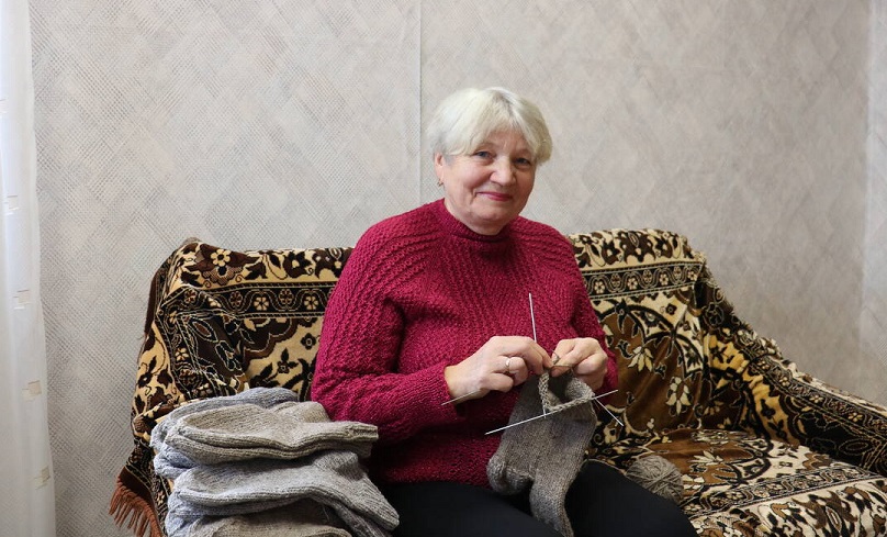 В Стародубе Брянщины Татьяна Ермак вяжет носки для бойцов СВО