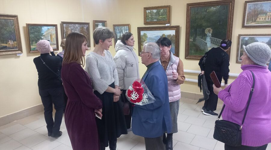 В Жуковке Брянской области  открылась выставка заслуженного художника