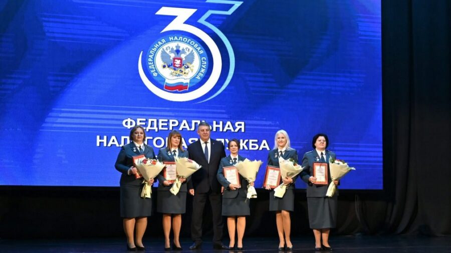 Губернатор Брянщины поздравил сотрудников и ветеранов налоговой службы