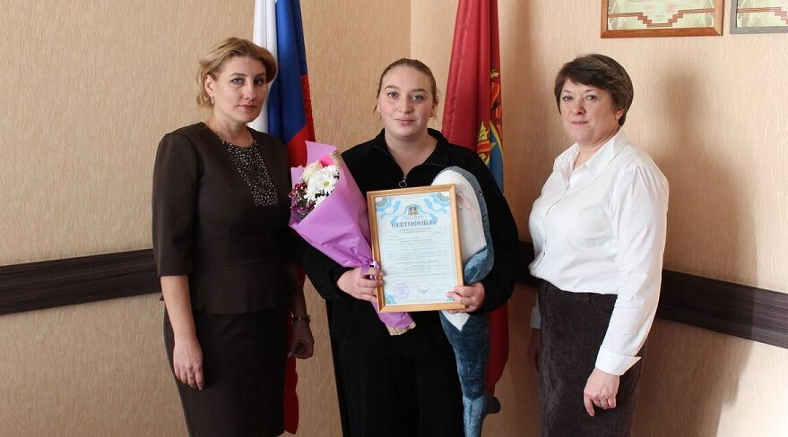 В Суземке Брянщины вручили сертификат на маткапитал многодетной маме