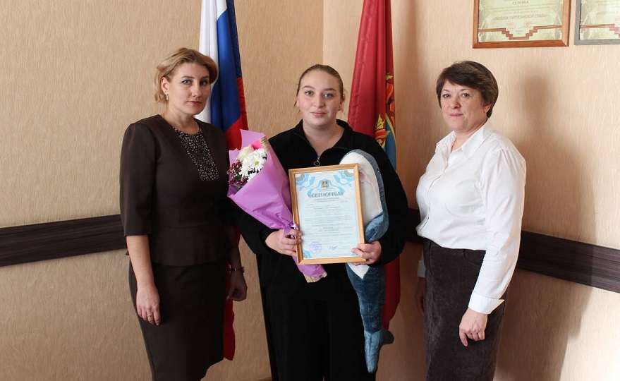 В Суземке Брянщины вручили сертификат на маткапитал многодетной маме