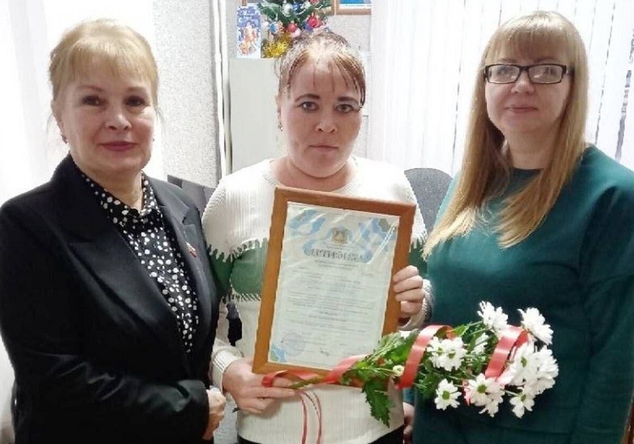 В Злынковском районе многодетным мамам вручили областной материнский капитал