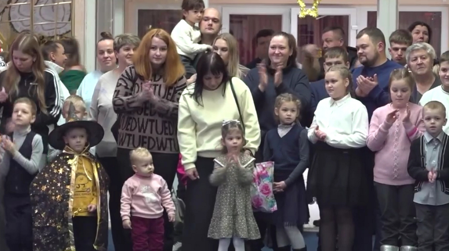 Праздник «Новогоднее чудо» собрал более 400 юных брянцев