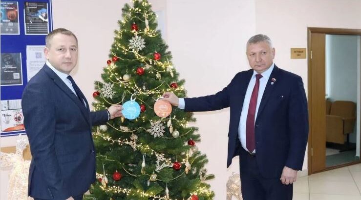 Руководители Брянского района участвуют в акции «Елка желаний»