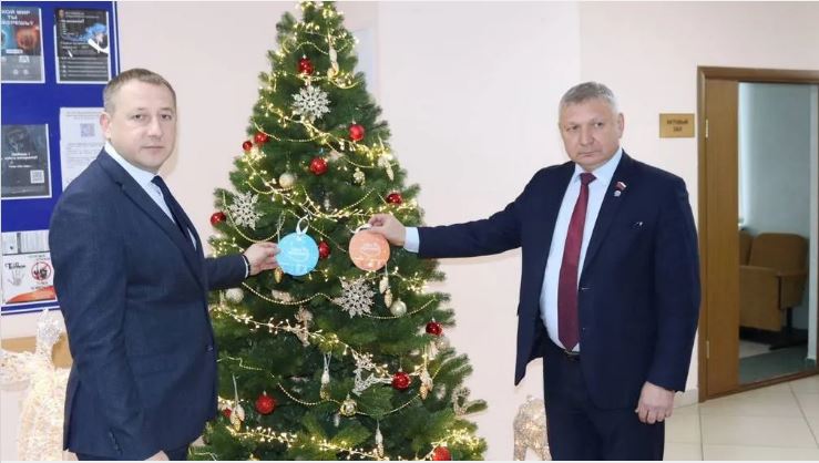 Руководители Брянского района участвуют в акции «Елка желаний»