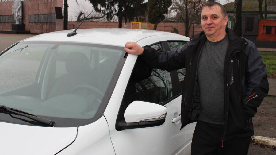 Лучшему брянскому комбайнёру года вручили автомобиль