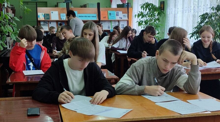 Злынковские первые писали географический диктант