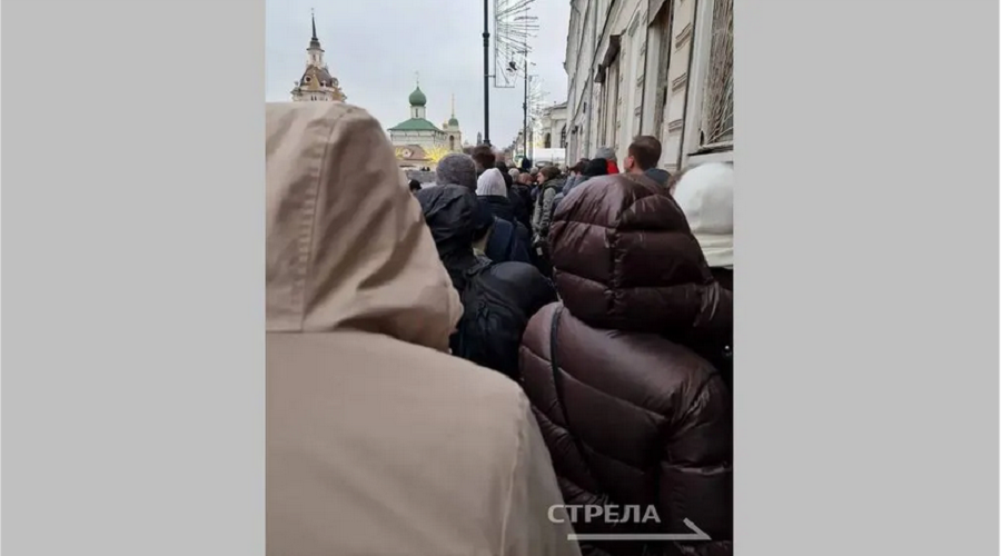 Журналисты ждут Путина у студии с раннего утра