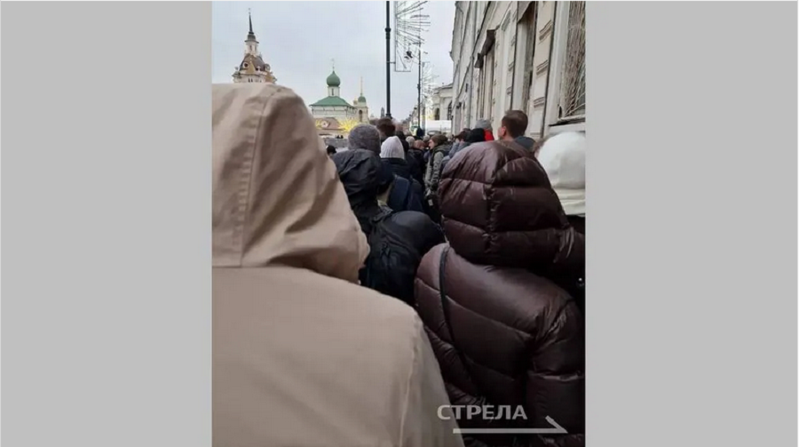 Журналисты ждут Путина у студии с раннего утра