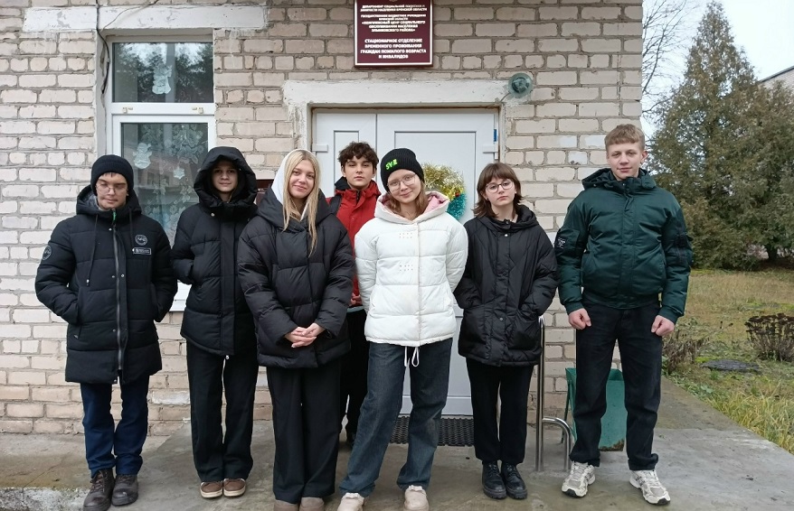 Волонтеры Вышковской СШ помогают Дому- интернату