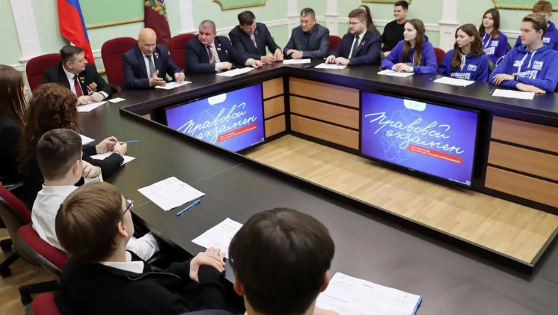 В Брянске молодежный парламент провел «Правовой экзамен»