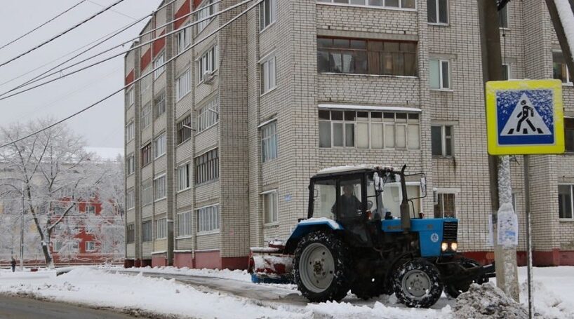 Брянск убирают после первого снегопада