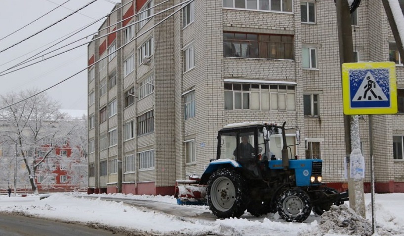 Брянск убирают после первого снегопада