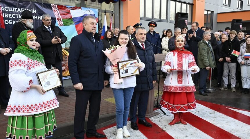 В Брянске вручили ключи от квартир детям-сиротам