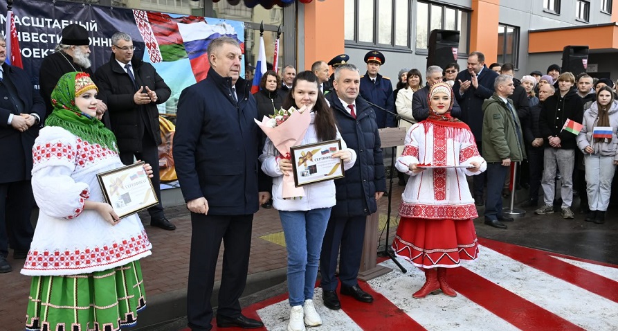 В Брянске вручили ключи от квартир детям-сиротам