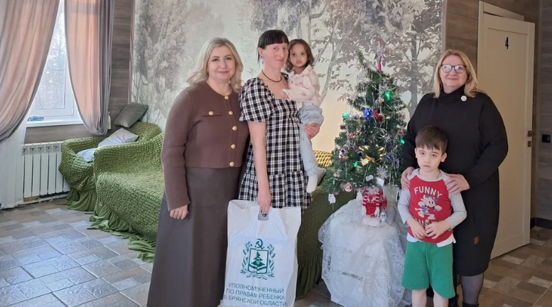 Брянский детский омбудсмен посетила кризисный центр «Дом для мамы»