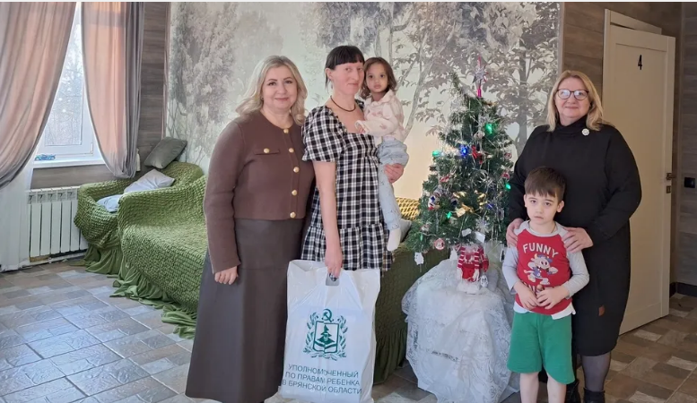 Брянский детский омбудсмен посетила кризисный центр «Дом для мамы»