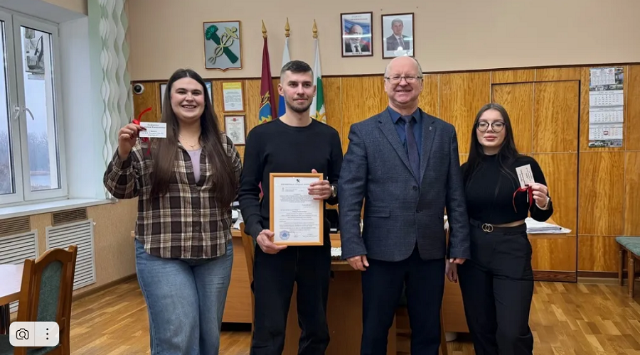 Новозыбковские дети-сироты получили ключи от нового жилья