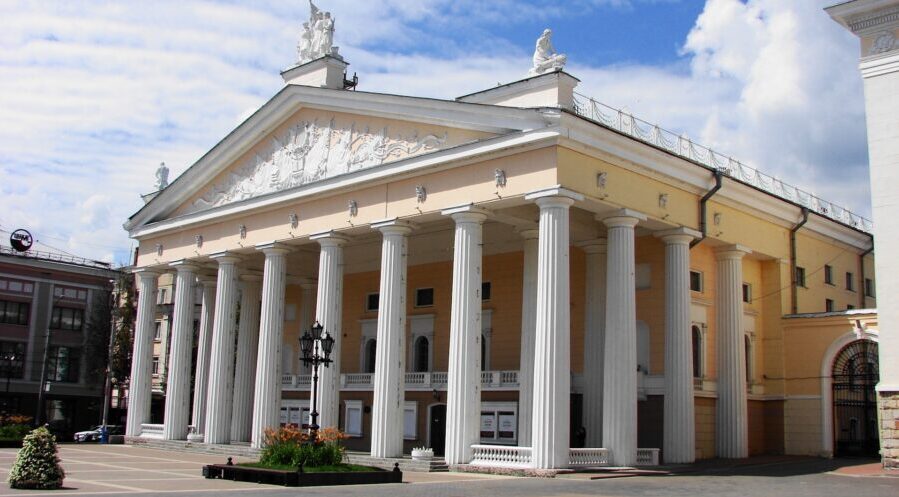 Брянский областной театр драмы приглашает на презентацию проекта о волонтерах