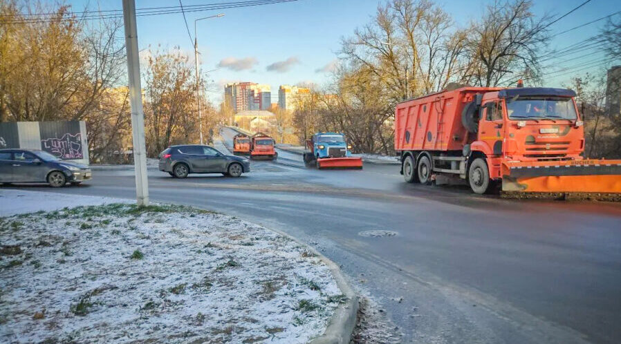 Брянские дорожники борются с гололёдом