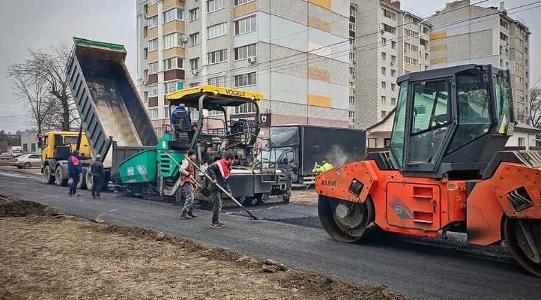 В Брянске уложили выравнивающий слой асфальта на улице Куйбышева