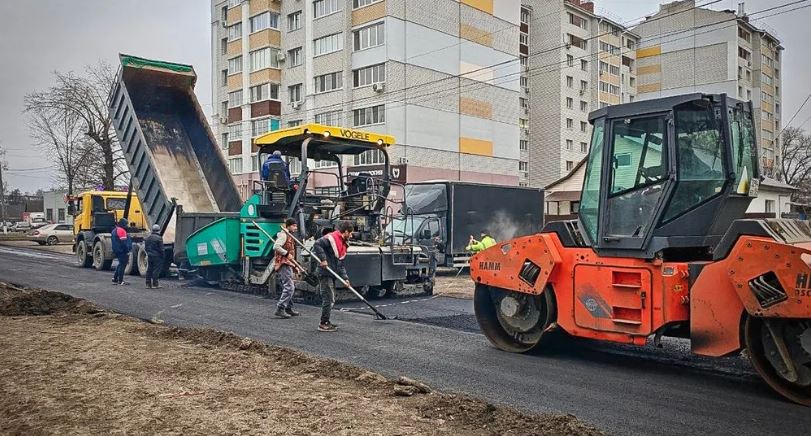 В Брянске уложили выравнивающий слой асфальта на улице Куйбышева