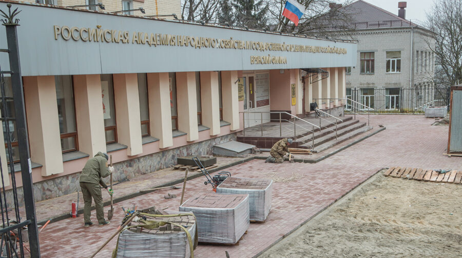 На улице Горького города Брянска появился новый тротуар