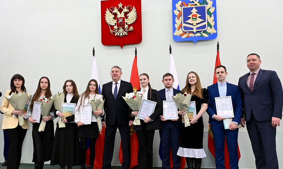 Руководители Брянщины  вручили именные стипендии талантливой молодежи