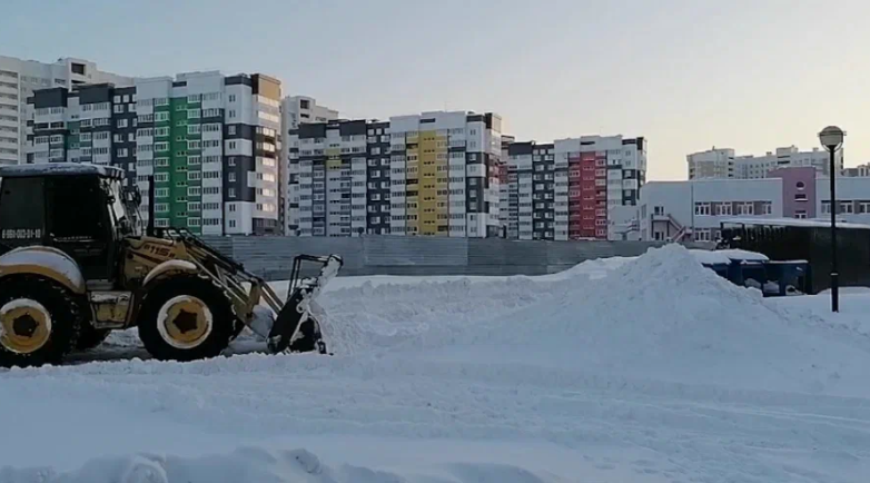 В Брянске после метели продолжилась очистка дворов многоэтажек