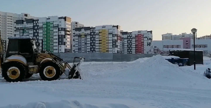 В Брянске после метели продолжилась очистка дворов многоэтажек