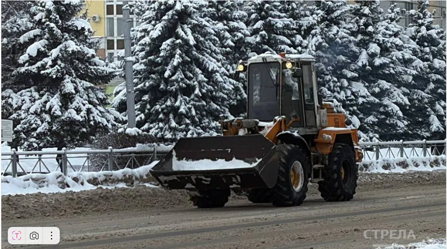 В Брянске коммунальные службы и дорожники убирают снег