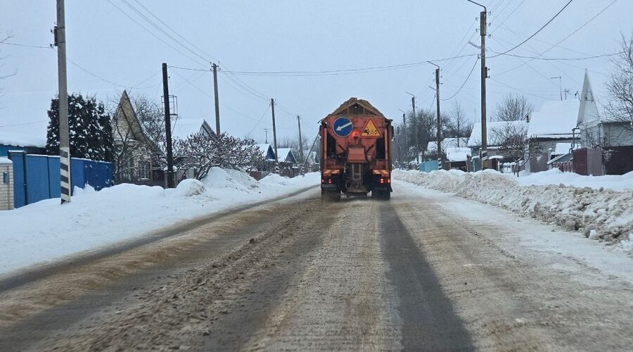 В Брянской области продолжают очищать дороги от снега круглосуточно