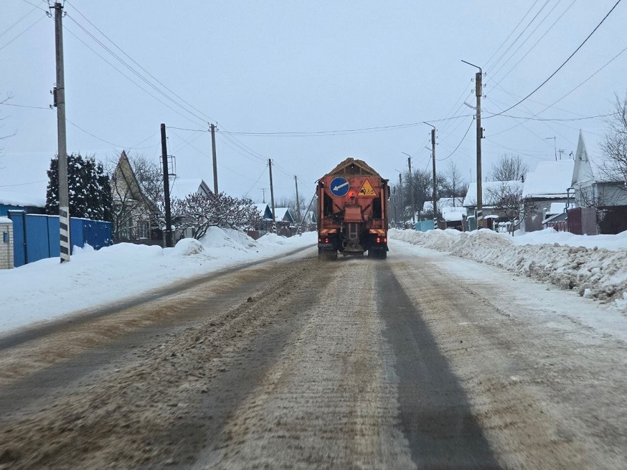 В Брянской области продолжают очищать дороги от снега круглосуточно