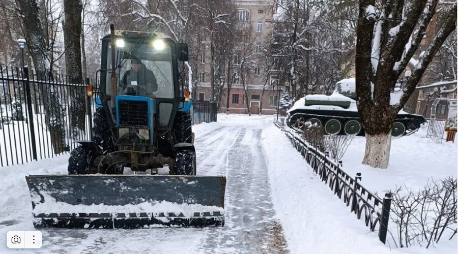 В Брянске идёт уборка улиц от снега