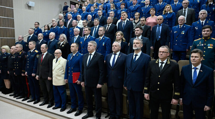 Брянский Губернатор поздравил с профессиональным праздником сотрудников и ветеранов прокуратуры