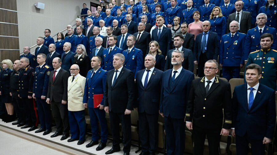 Брянский Губернатор поздравил с профессиональным праздником сотрудников и ветеранов прокуратуры