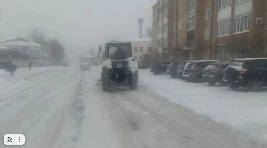 Дорожные службы Брянской области ведут борьбу со снегом