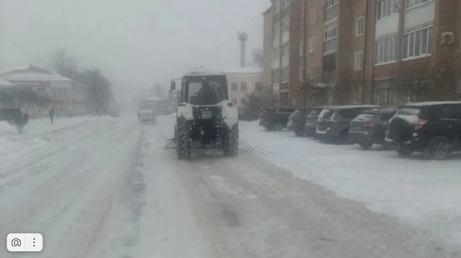 Дорожные службы Брянской области ведут борьбу со снегом