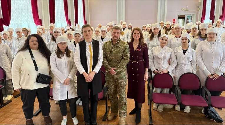 Брянские студенты-медики встретились с ветераном СВО