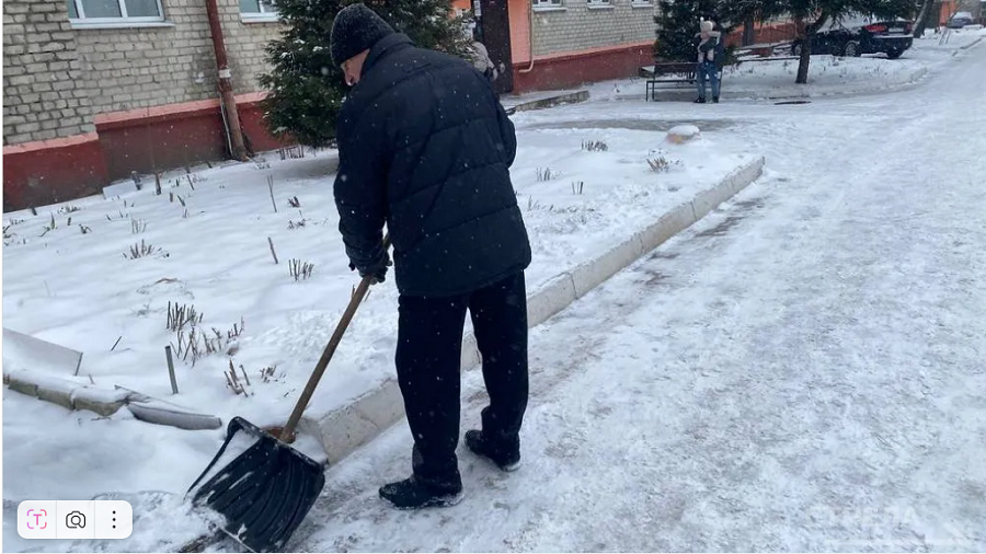Брянские управляющие компании ведут уборку дворовых территорий