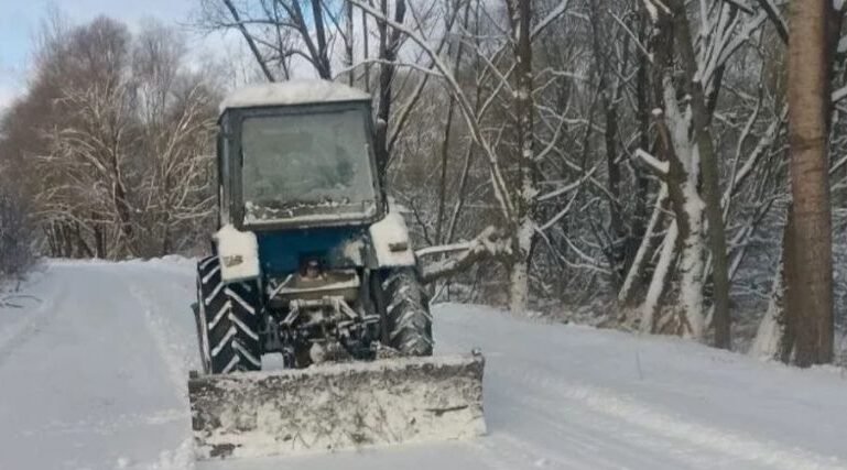 В Почепском районе  Брянщины продолжается уборка дорог от снега