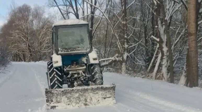 В Почепском районе  Брянщины продолжается уборка дорог от снега