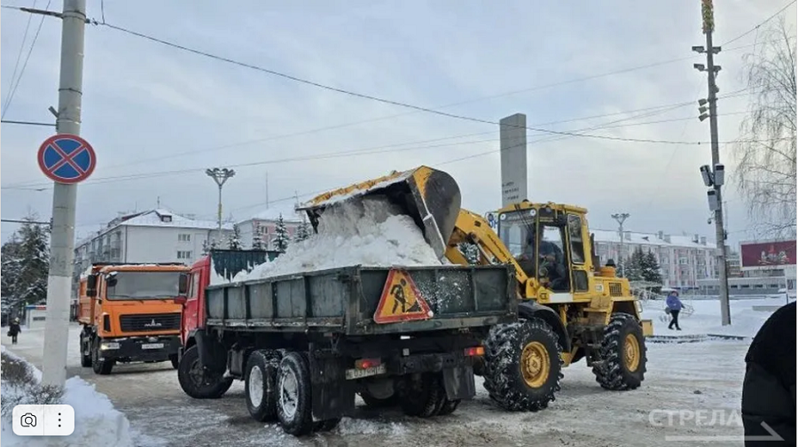 Дорожные службы Брянска продолжают уборку снега