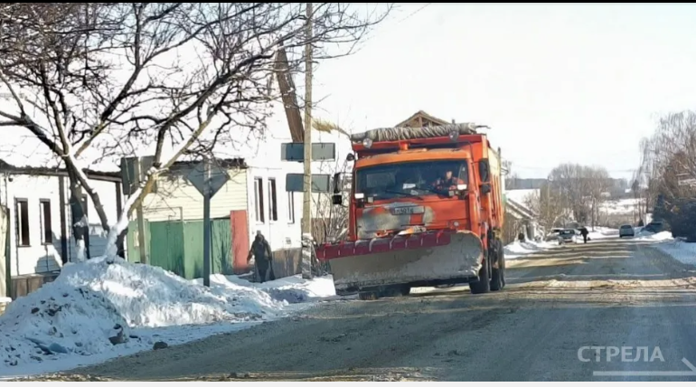 На Брянщине продолжают расчистку дорог от снега