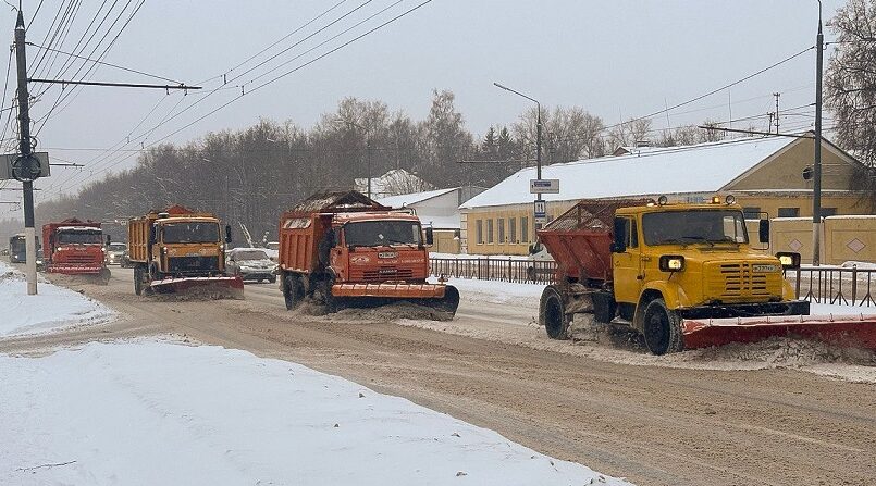 Снег в Брянске убирают 58 спецмашин