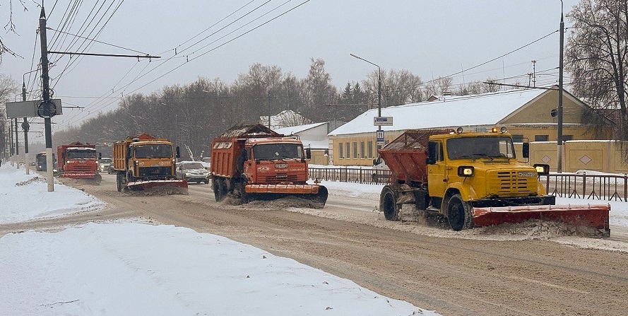 Снег в Брянске убирают 58 спецмашин