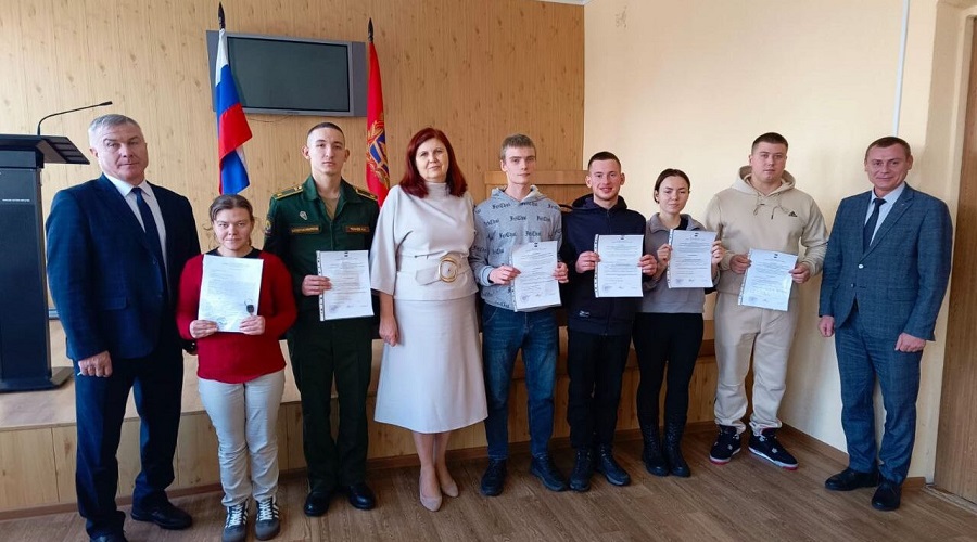 В Почепском районе Брянщины детям — сиротам вручили сертификаты