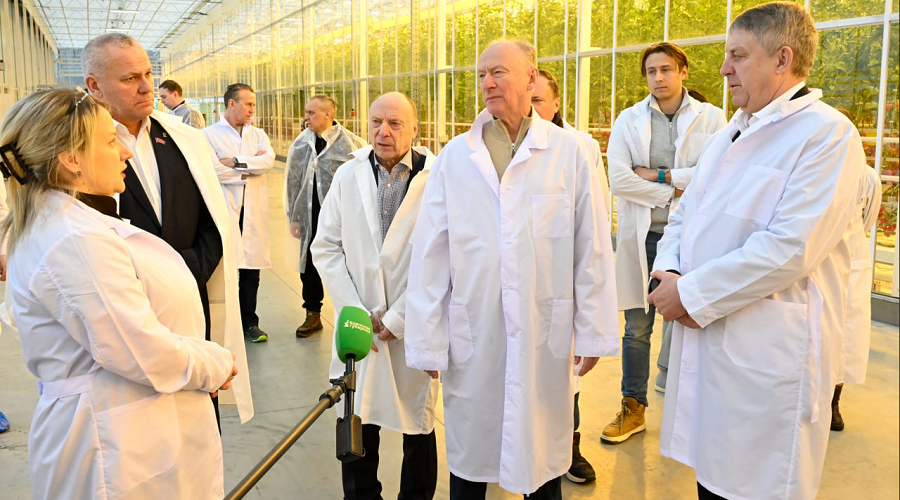 Александр Богомаз и Николай Патрушев посетили тепличный комбинат «Журиничи»