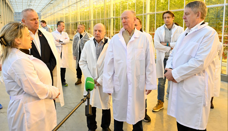 Александр Богомаз и Николай Патрушев посетили тепличный комбинат «Журиничи»