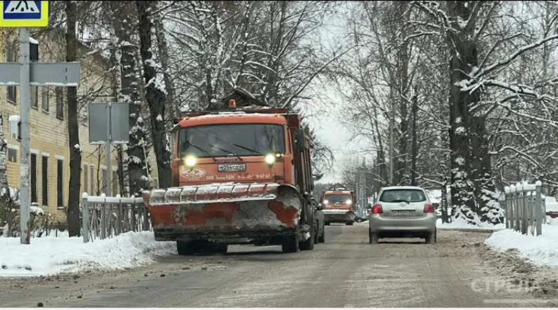 В Брянске коммунальные  службы продолжают борьбу с последствиями снегопада